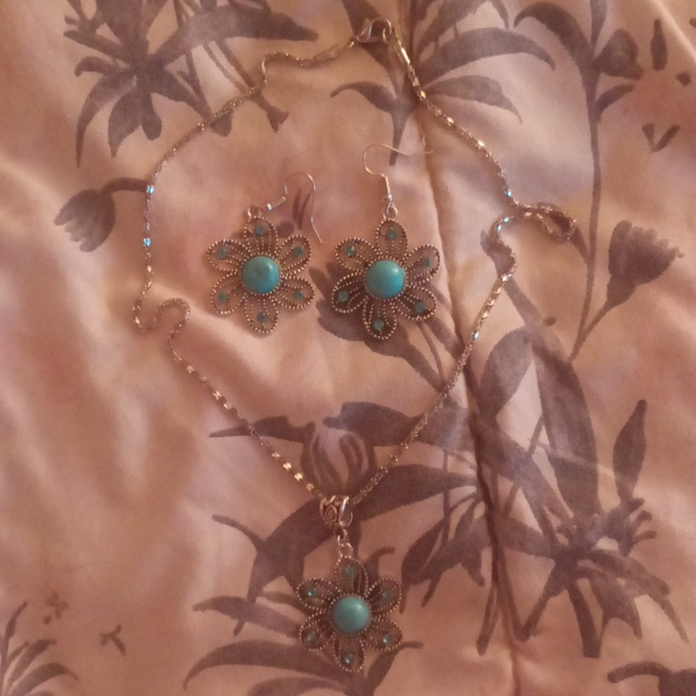 NEW Torquoise & Silver Earrings& Necklace Set
